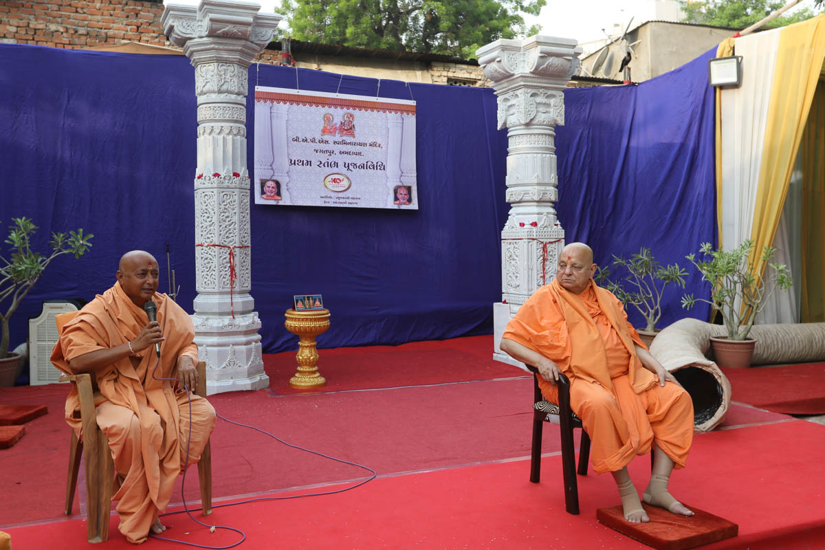 Brahmaseva Swami addresses the assembly