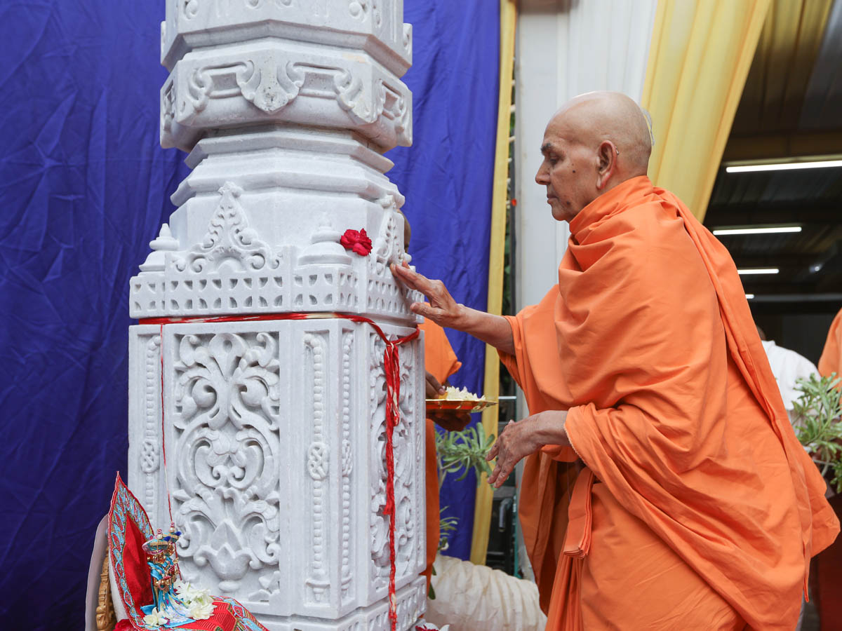 Swamishri performs pujan of the pillar