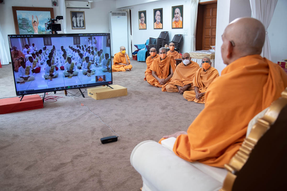 Swamishri blesses the new batch of the Sanskrit Mahavidyalay, Sarangpur, via video conference