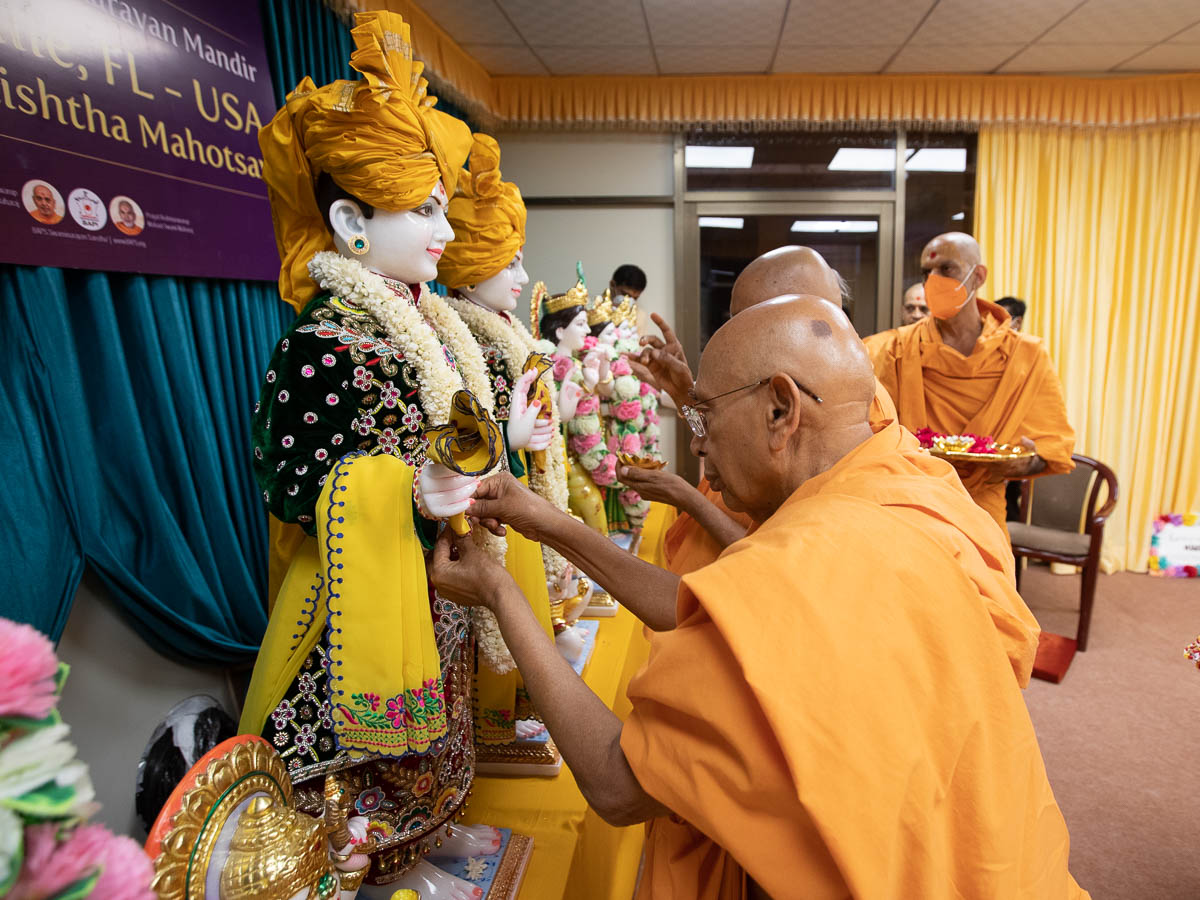 Pujya Tyagvallabh Swami ties nadachhadis to murtis