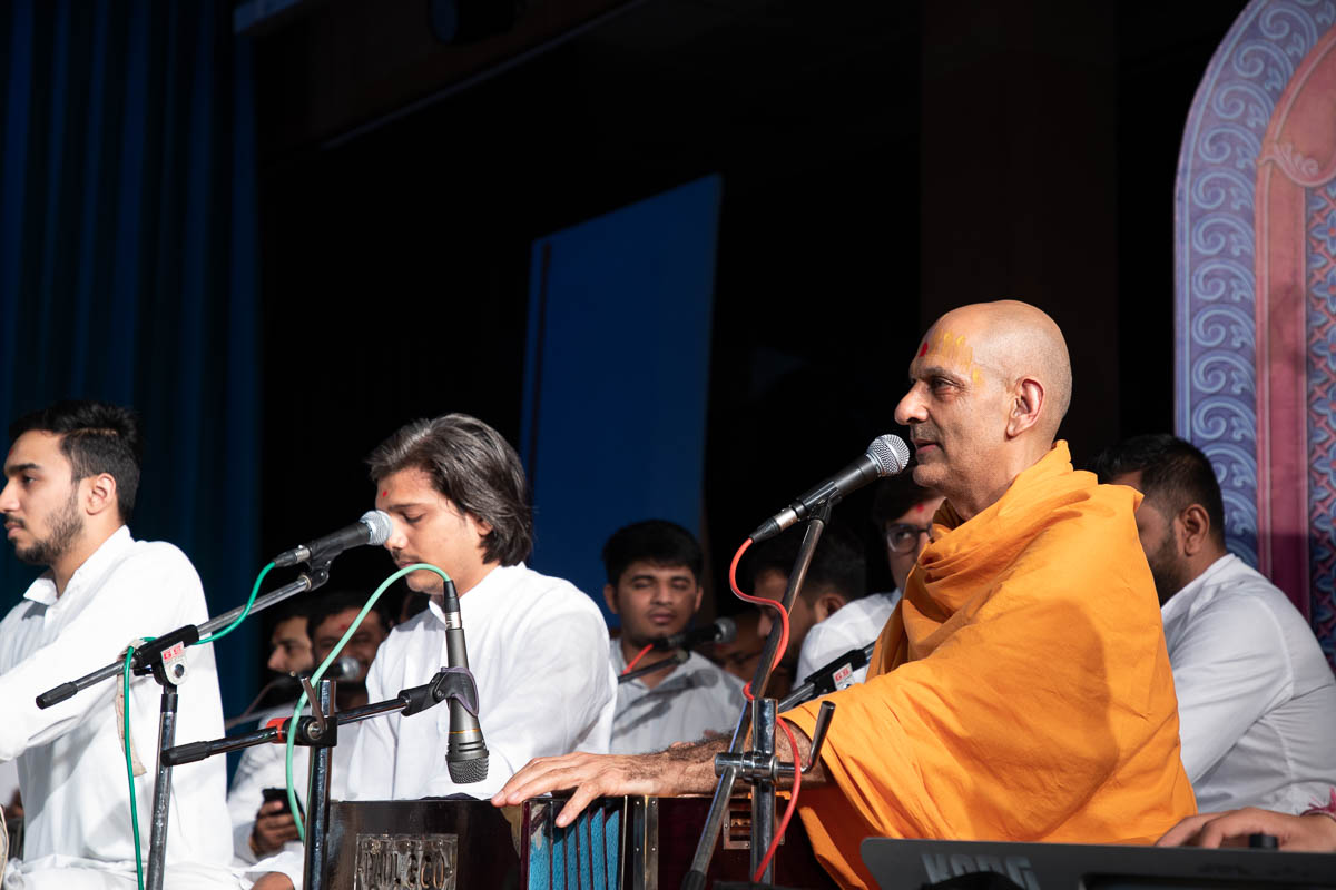 Shobhitswarup Swami sings a kirtan in Swamishri's daily puja