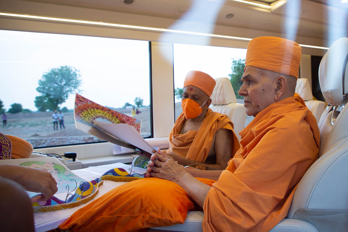 Swamishri observes designs