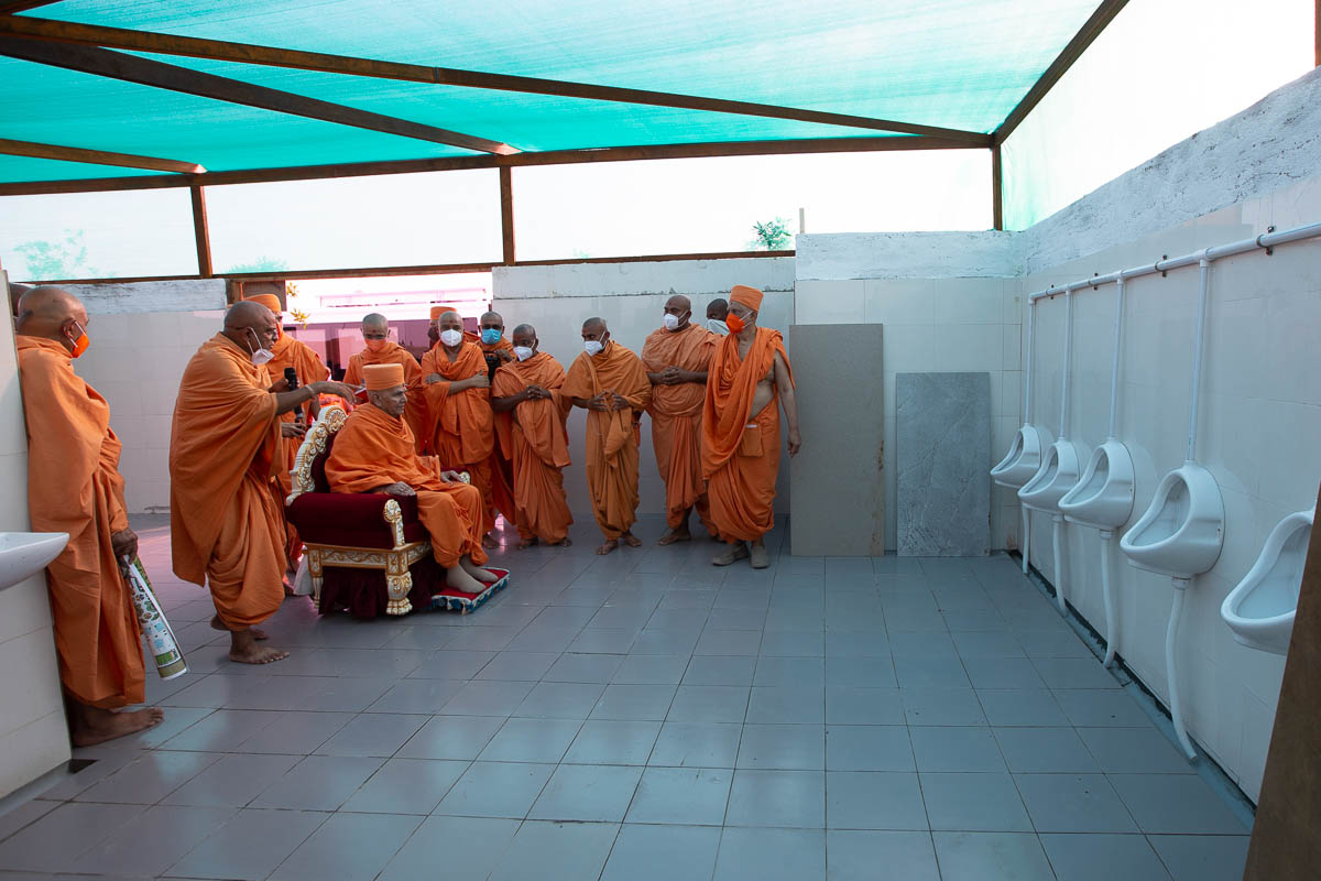 Swamishri visits the bathroom facilities