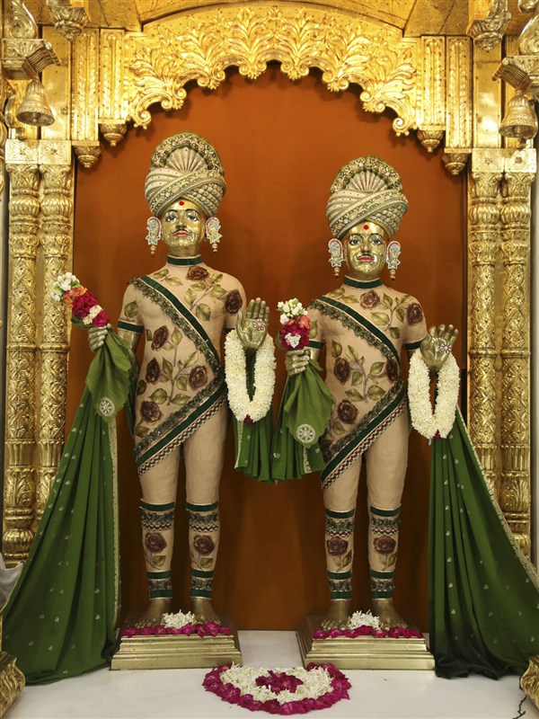 Chandan Adornments of Murtis 2022, Gondal