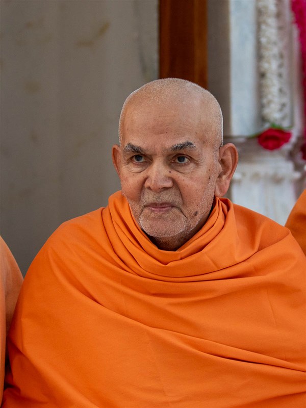Param Pujya Mahant Swami Maharaj arrives for Thakorji's darshan