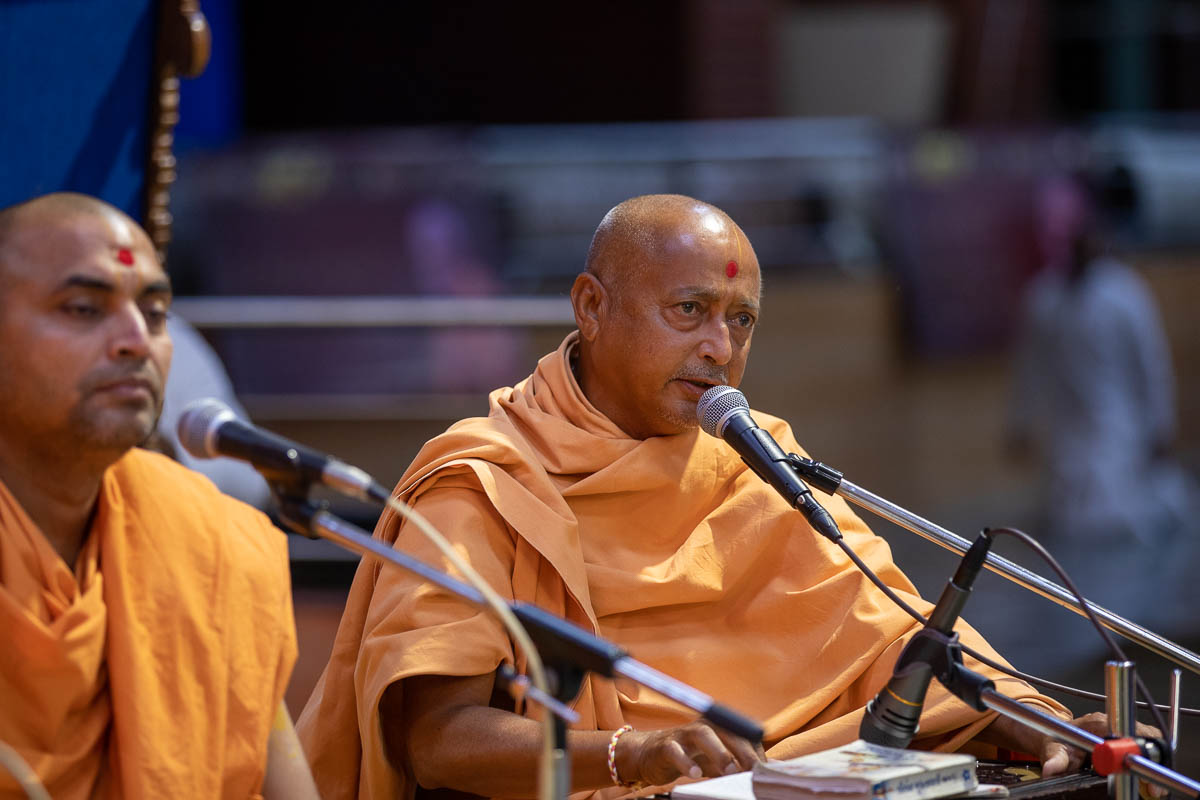 Brahmaseva Swami sings a kirtan in Swamishri's daily puja