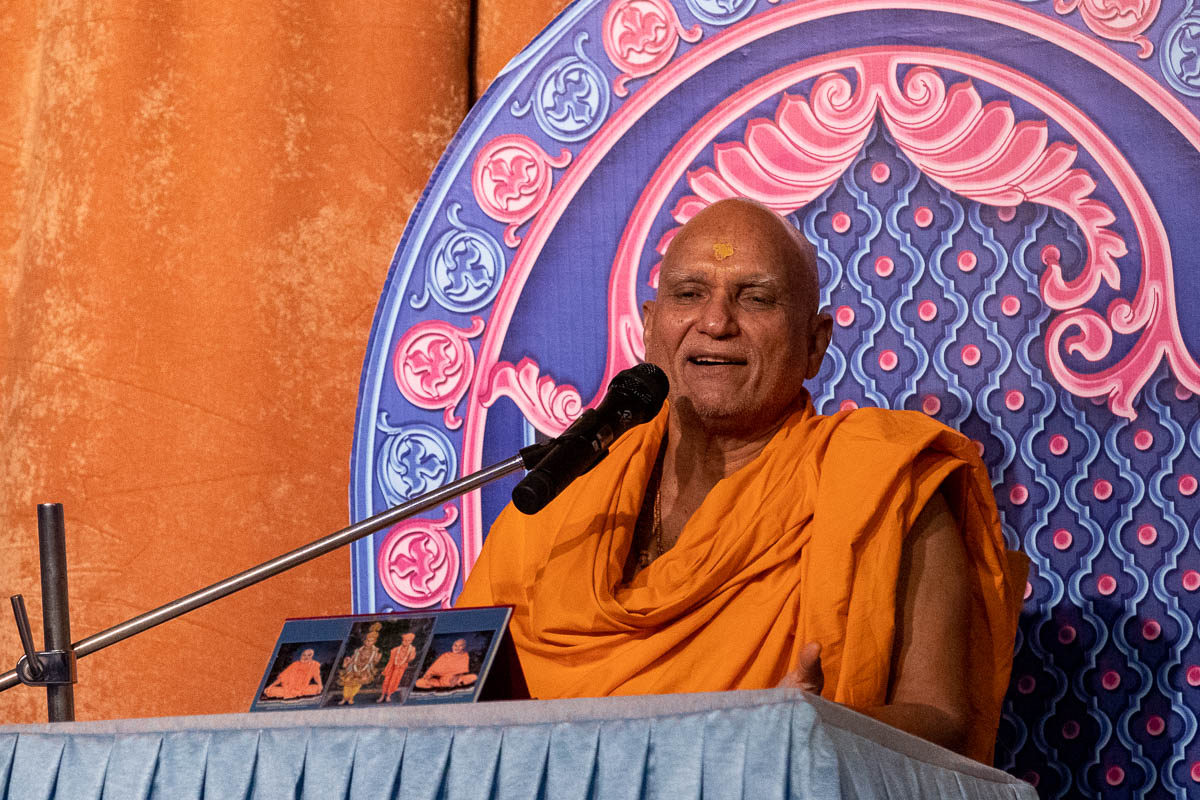 Yagneshwar Swami addresses the evening satsang assembly