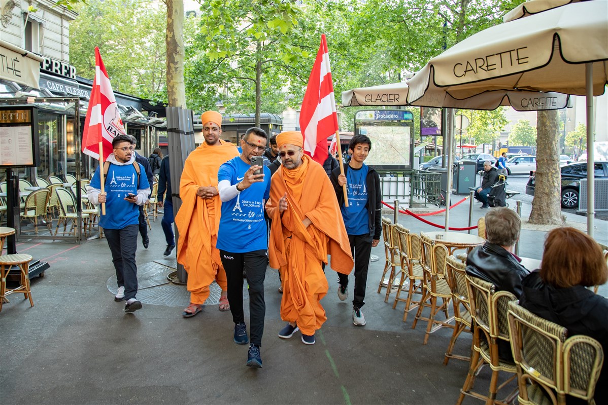 Swamis from London had also joined Jayeshbhai at the start of the walk