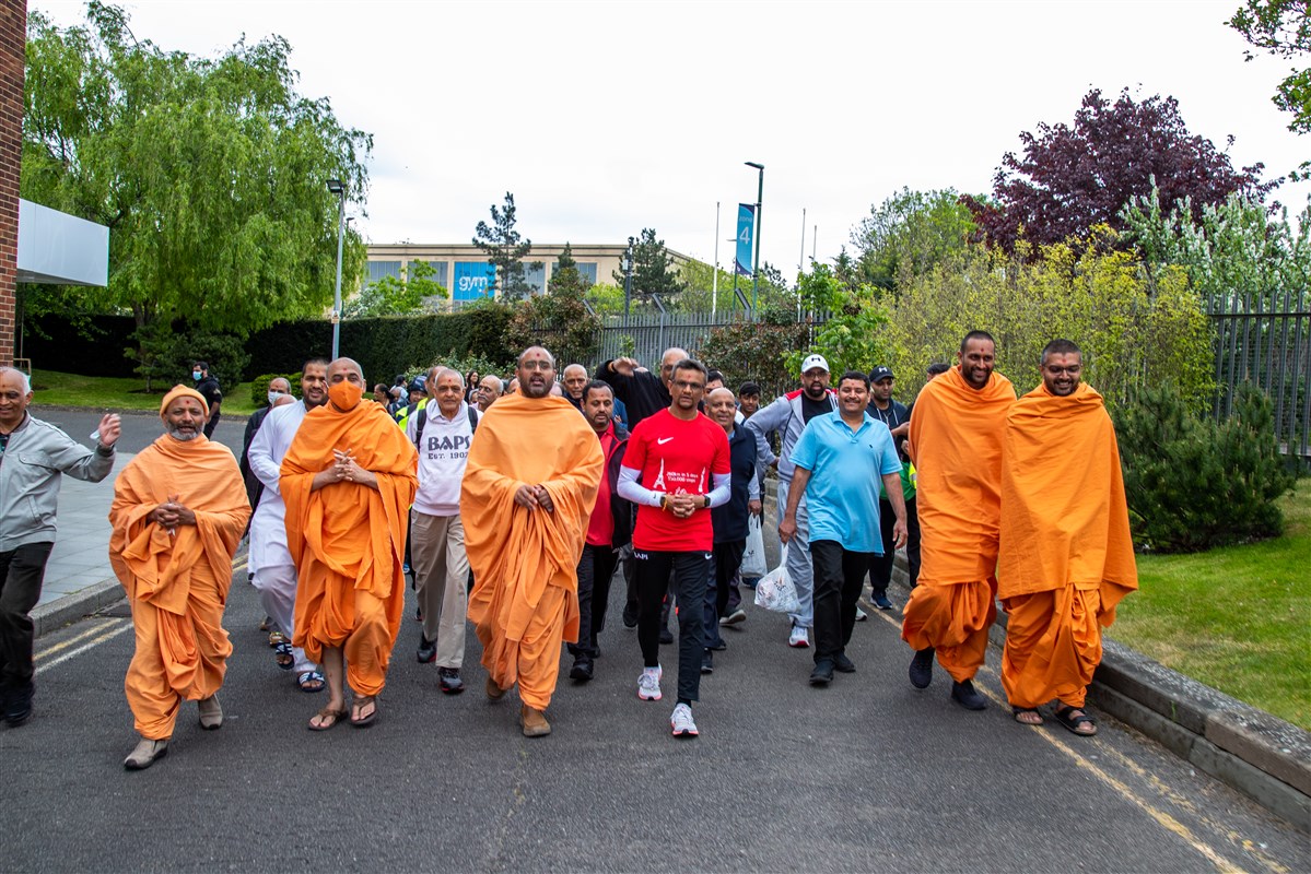 Several devotees and swamis joined Jayeshbhai on the final leg of his journey