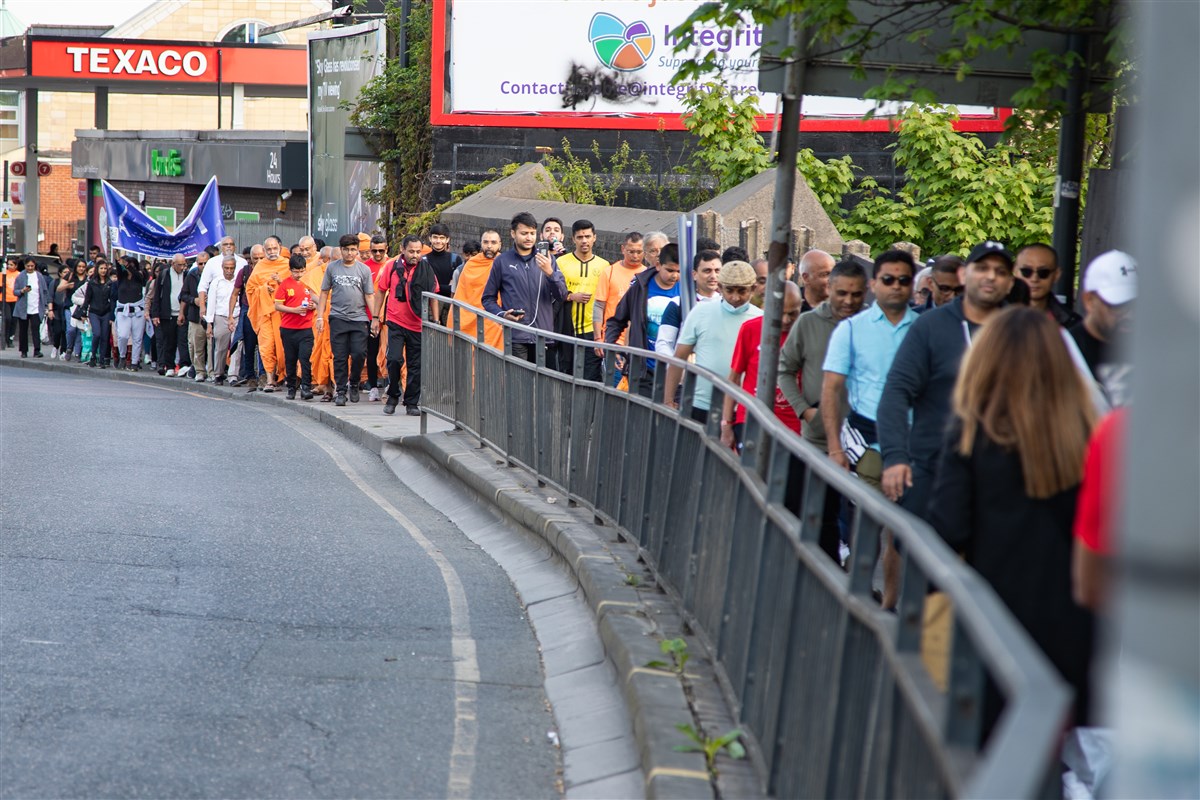 Over a hundred devotees and swamis joined Jayeshbhai on the final stage of his journey towards the Mandir in Neasden