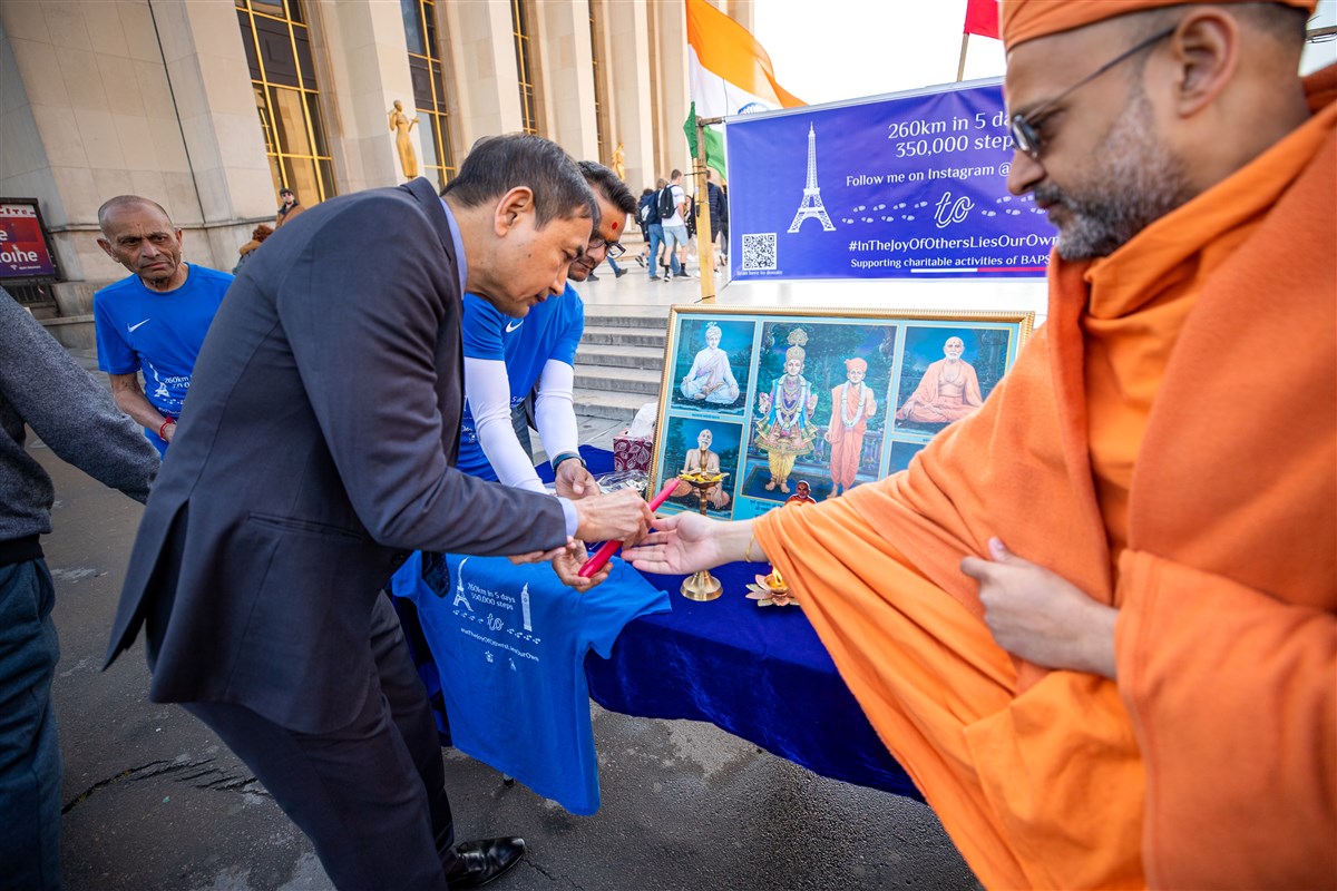 Kuldeep Singh Negi, from the Embassy of India in France, helped inaugurate the walk with swamis and devotees