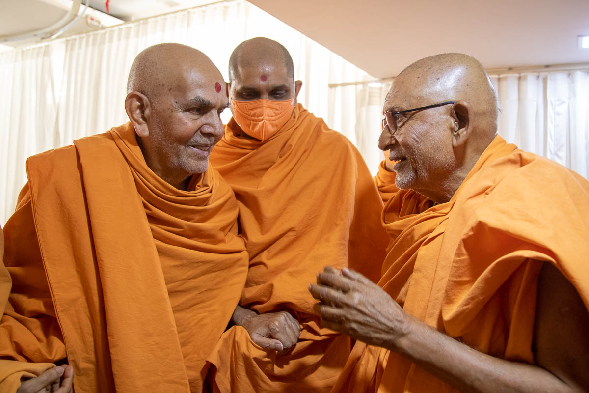 Swamishri in conversation with Pujya Bhaktipriya Swami (Kothari Swami)