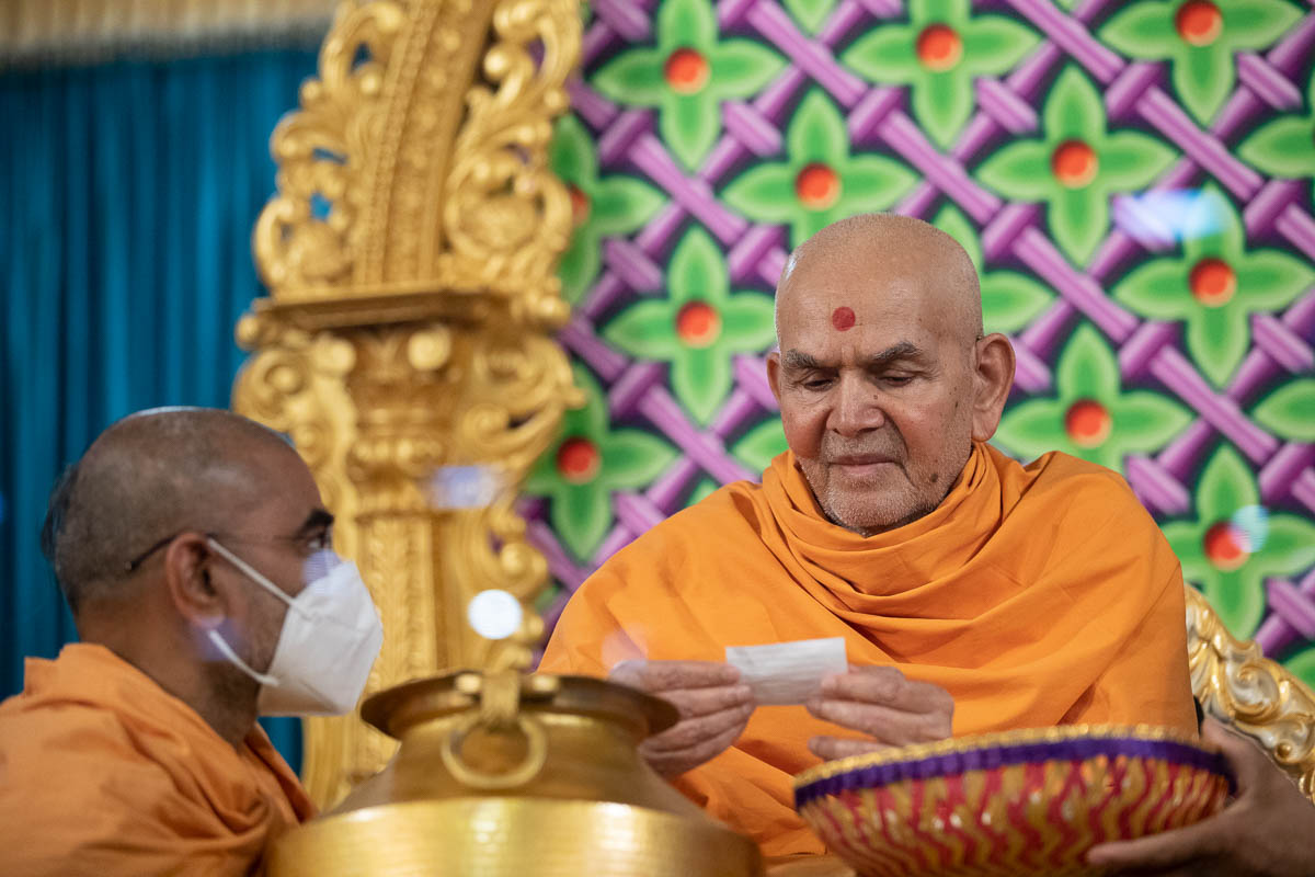 Swamishri sanctifies prayers written by devotees