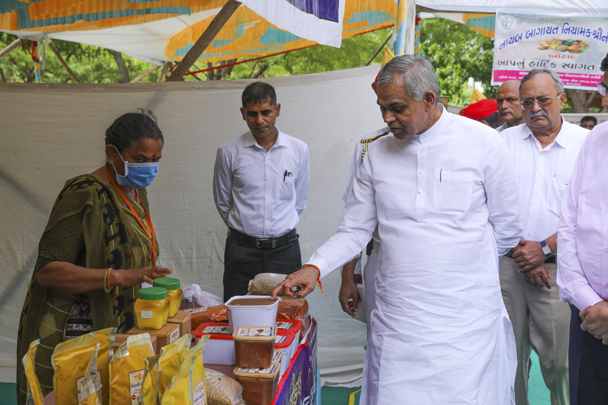 Hon. Governor views the stalls on Natural Farming products by farmers of Botad district