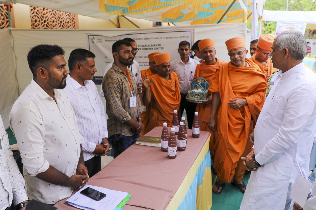 Hon. Governor views the stalls on Natural Farming products by farmers of Botad district