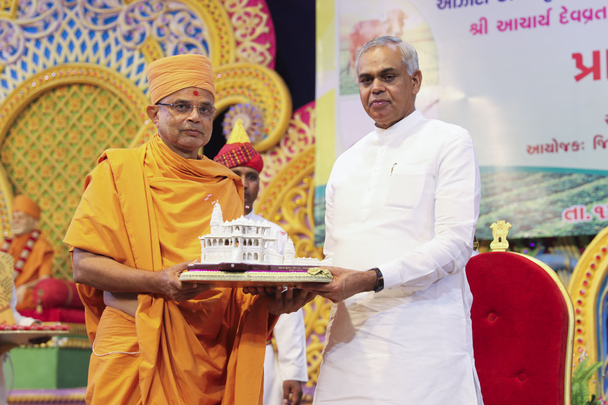 Gnaneshwardas Swami presents a model of Sarangpur Mandir as a memento to the Hon. Governor