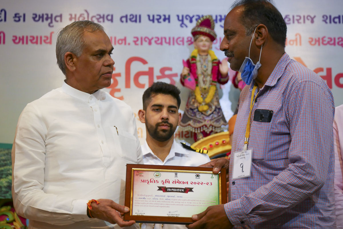 A farmer practising Natural Farming is felicitated by the Hon. Governor