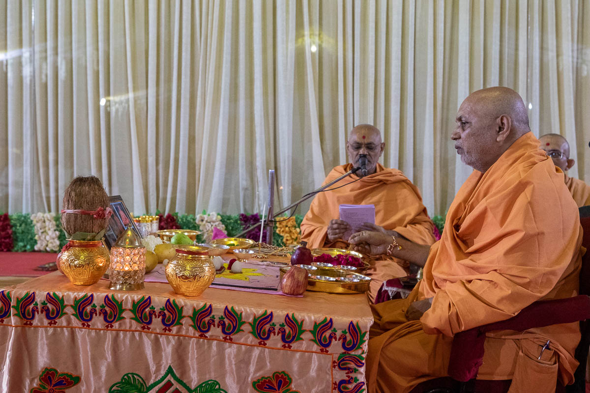 Yagnapriya Swami performs the mahapuja rituals for the punah-pratishtha of Shri Guru Parampara, Ahmedabad