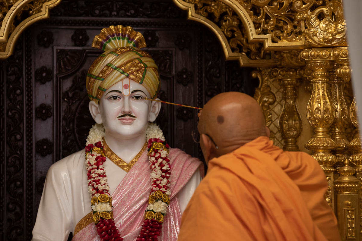 Pujya Tyagvallabh Swami performs the murti-pratishtha rituals