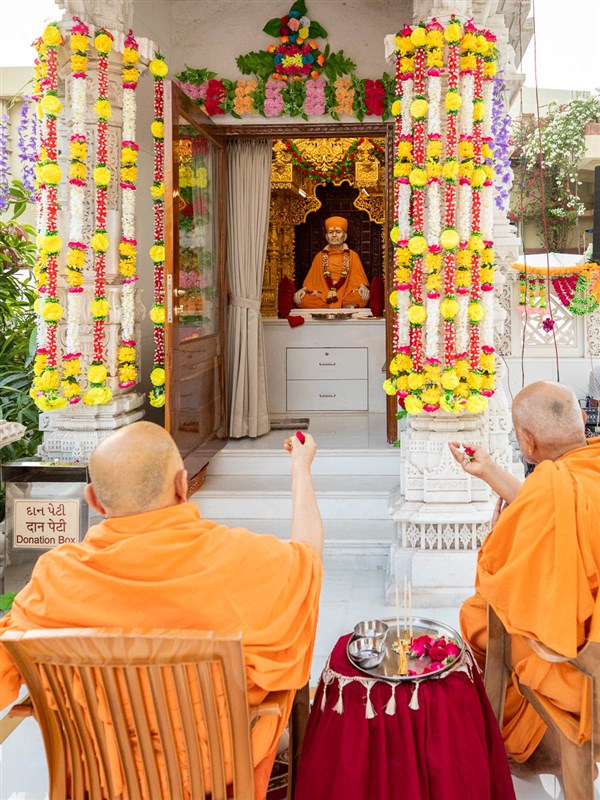 Pujya Ishwarcharan Swami and Atmaswarup Swami perform the murti-pratishtha rituals