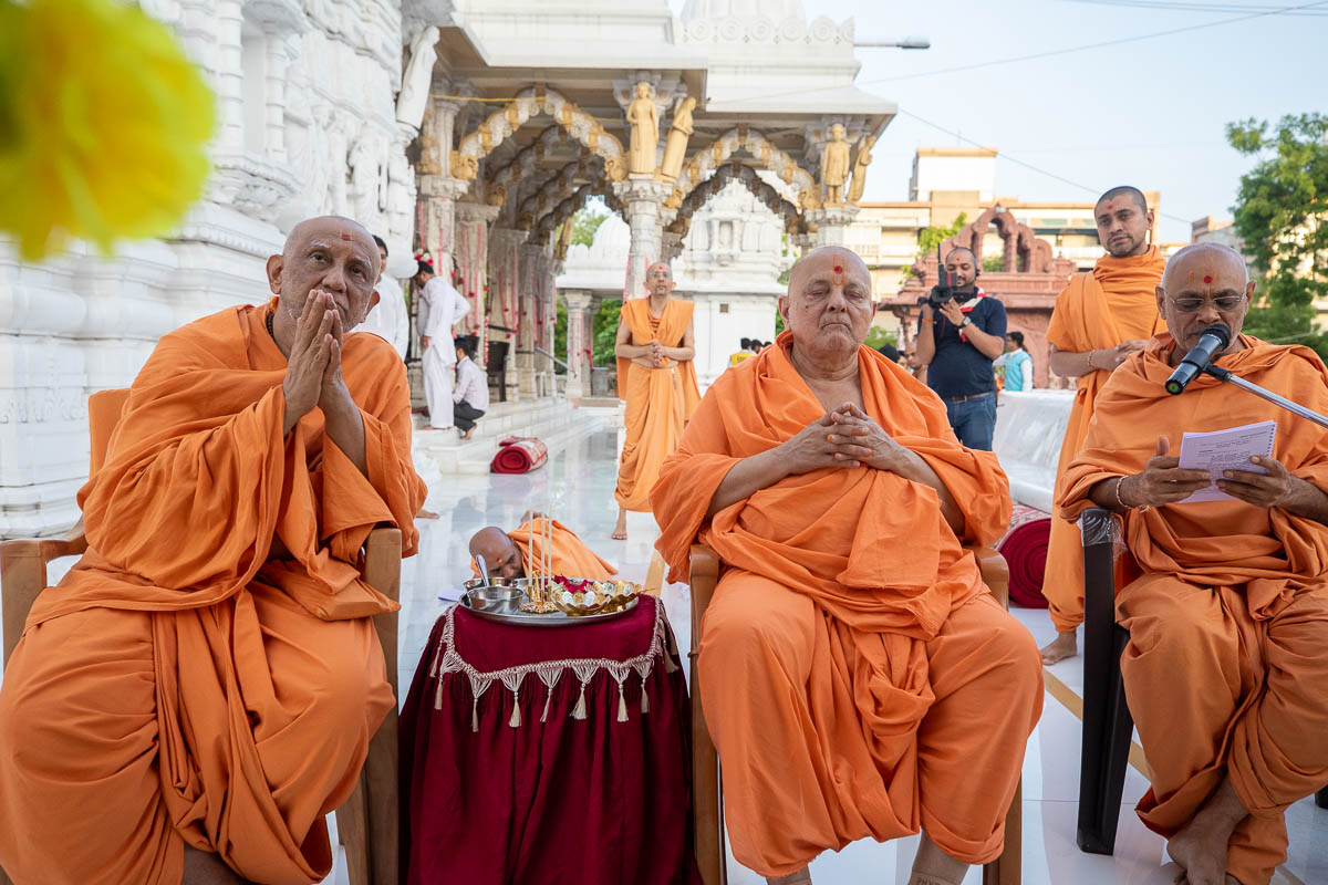 Pujya Ishwarcharan Swami and Atmaswarup Swami during the murti-pratishtha rituals