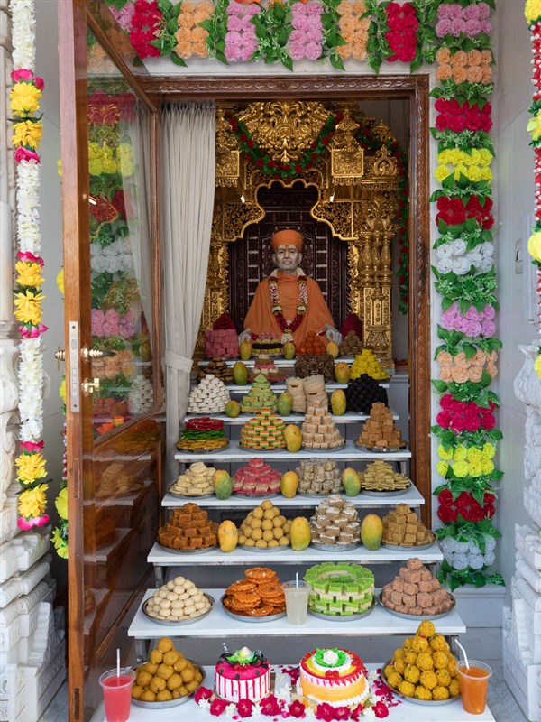 Annakut is offered to Brahmaswarup Shastriji Maharaj