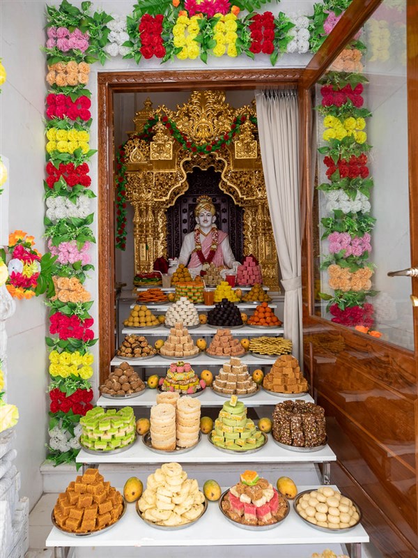 Annakut is offered to Brahmaswarup Bhagatji Maharaj