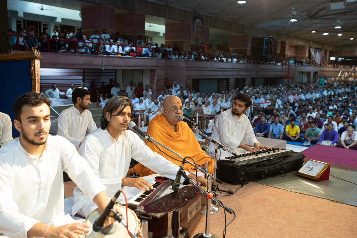 Vishwaswarup Swami sings a kirtan in Swamishri's daily puja