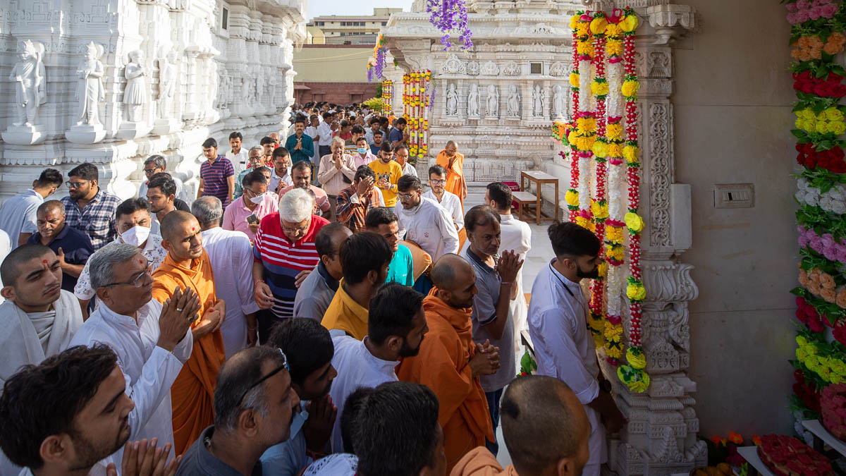 Devotees doing darshan of Shri Guru Parampara