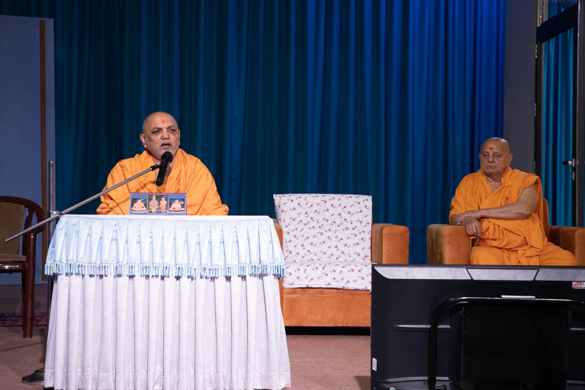 Yagnapriya Swami addresses the Sunday evening 'Shatabdi Mahotsav - Ek Nishan' volunteers assembly