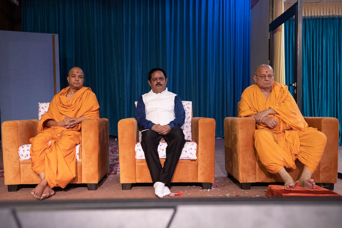 Pujya Ishwarcharan Swami, Brahmavihari Swami and Shri Sandip Sagale, Collector of Ahmedabad, on the stage during the assembly