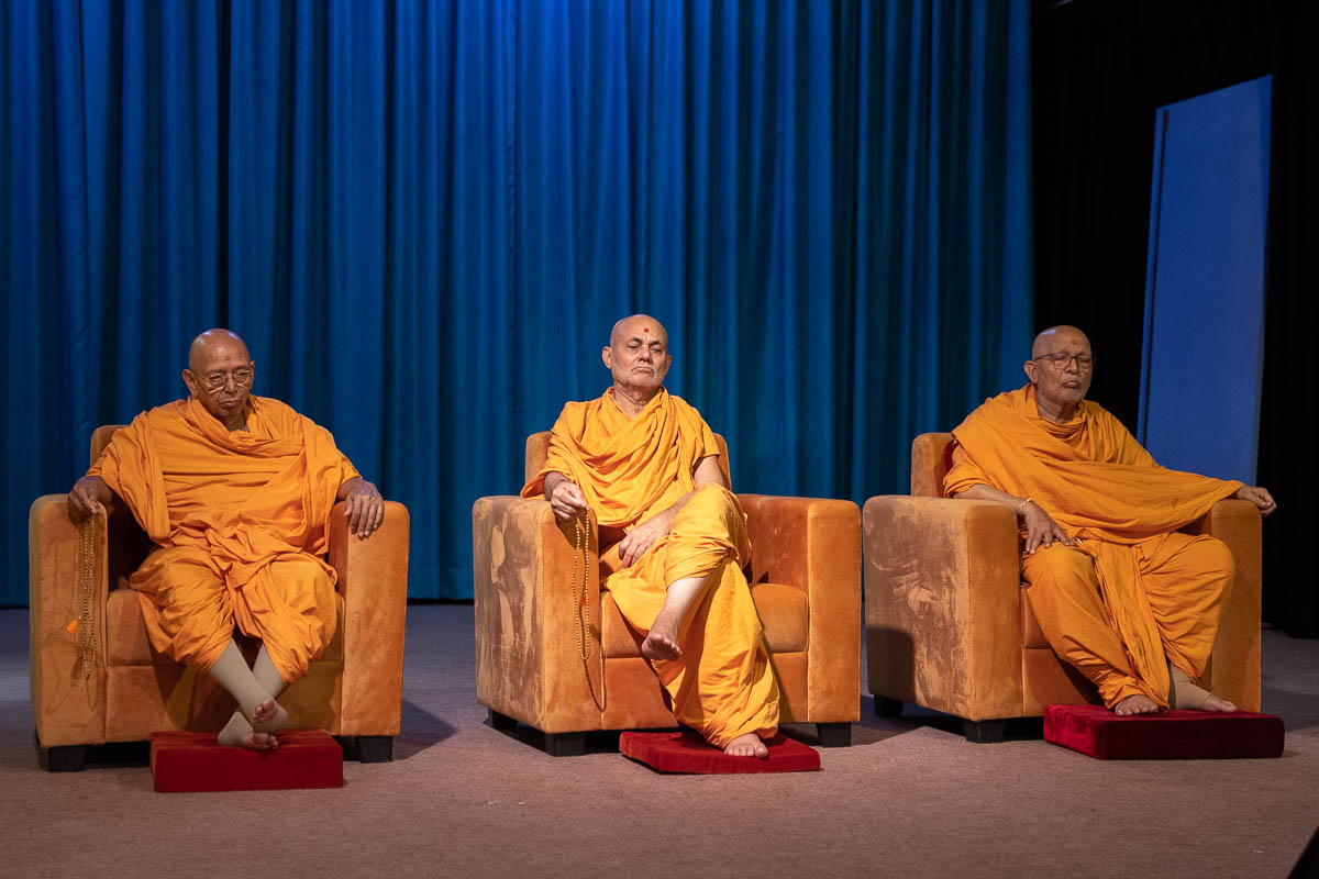 Pujya Tyagvallabh Swami, Pujya Viveksagar Swami and Pujya Ghanshyamcharan Swami during the assembly