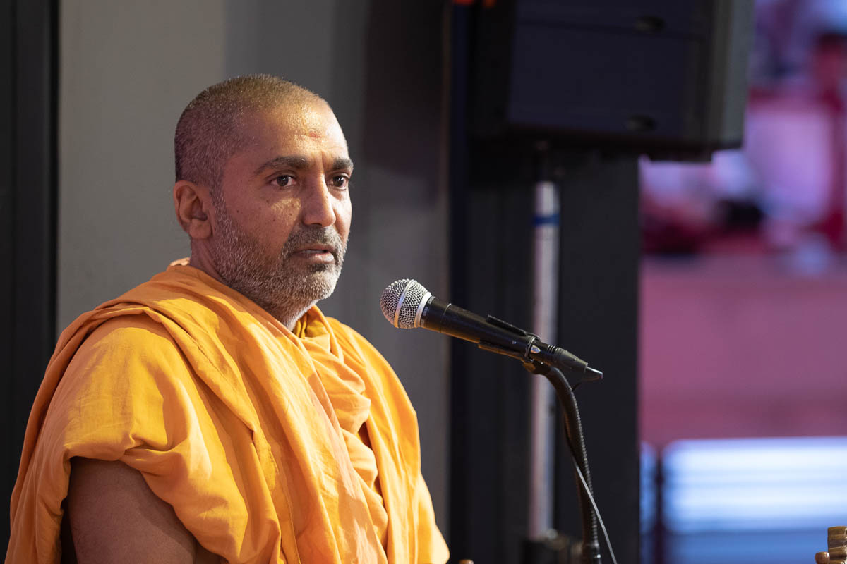 Prayagpriya Swami addresses the assembly