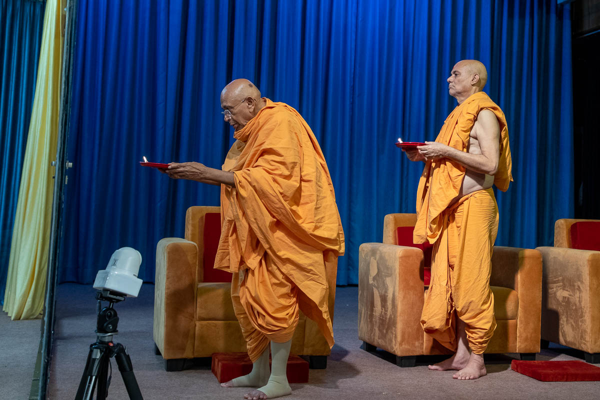 Pujya Tyagvallabh Swami and Pujya Viveksagar Swami perform the arti