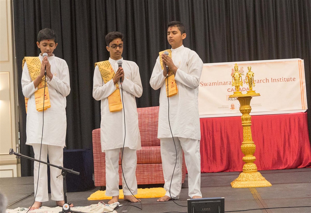 Youths reciting the Swaminarayan-Siddhanta-Sudha karikas