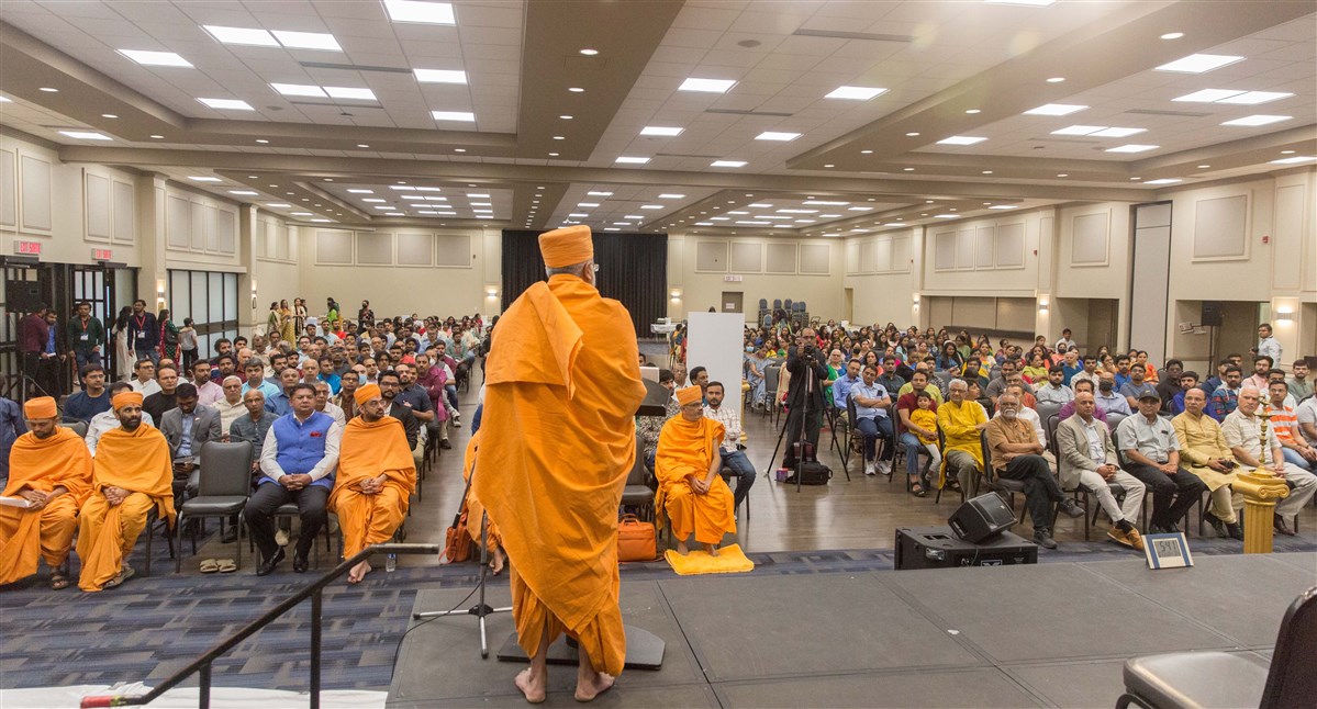 Pujya Mangalnidhidas Swami introduces Mahamahopadhyaya Bhadreshdas Swami, explaining his role as the scholarly exponent of Akshar Purushottam Darshan, in line with the acharyas of the other schools of Vedanta