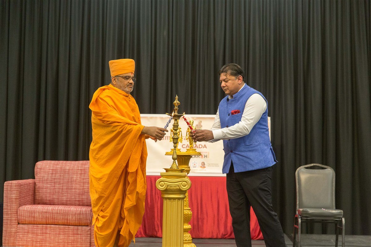 Mahamahopadhyaya Pujya Bhadreshdas Swami and His Excellency Anshuman Gaur ceremoniously light the lamp to mark the launching of the research institute
