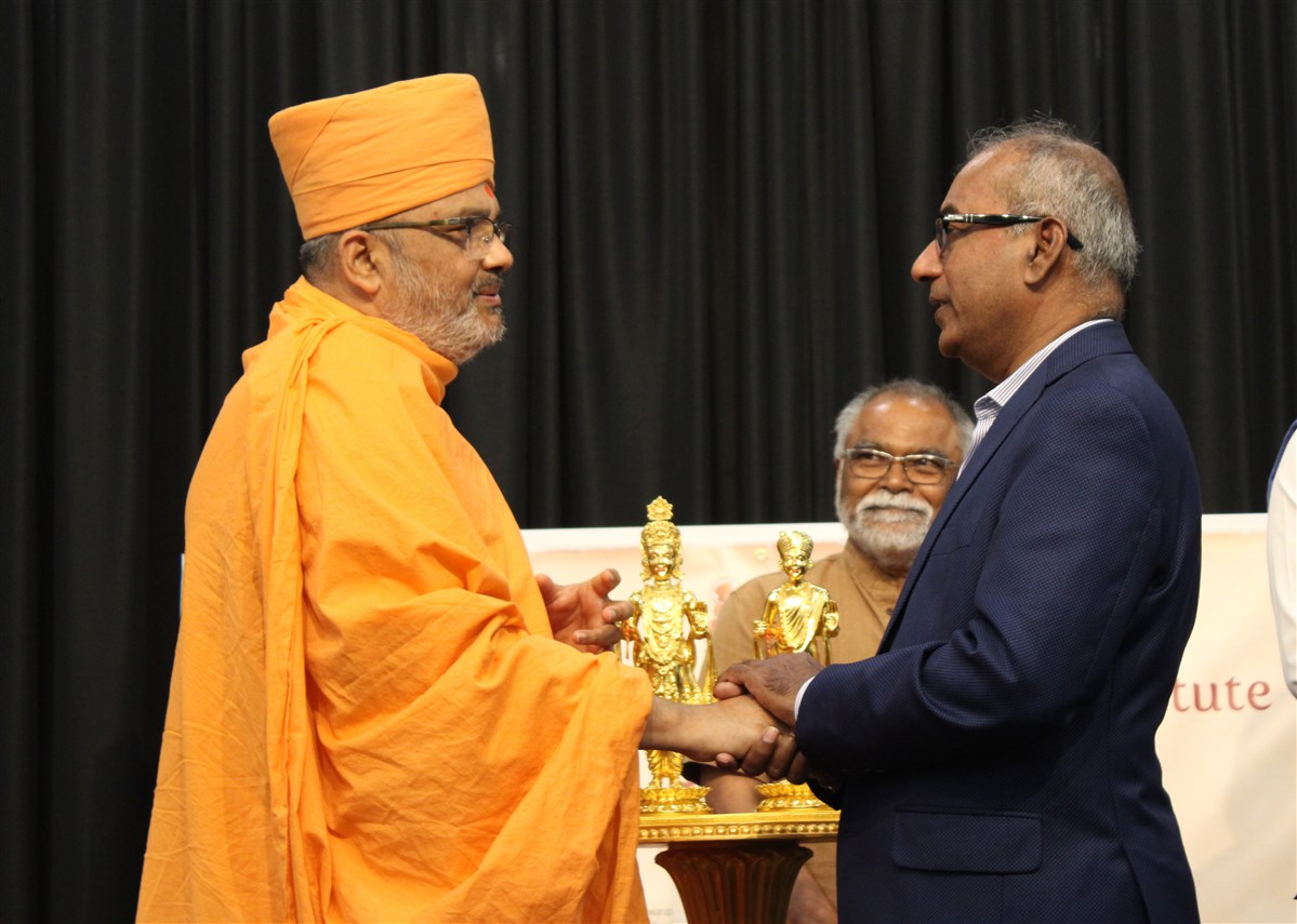 Chandra Arya, Member of Parliament welcoming Mahamahopadhyaya Pujya Bhadreshdas Swami to Ottawa