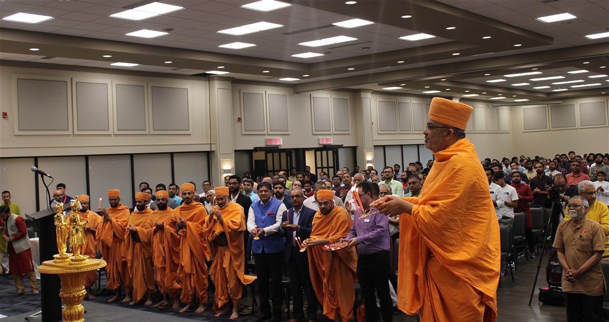 Dignitaries, guests, devotees and well-wishers performing arti