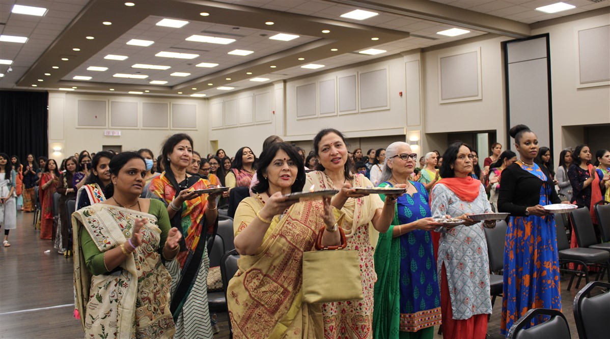 Dignitaries, guests, devotees and well-wishers performing arti