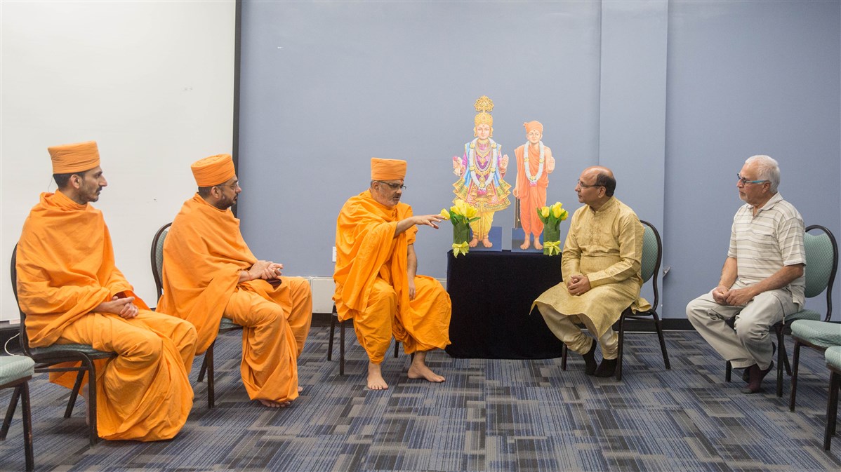 Mahamahopadhyaya Pujya Bhadreshdas Swami meeting Hindu Mandir representatives