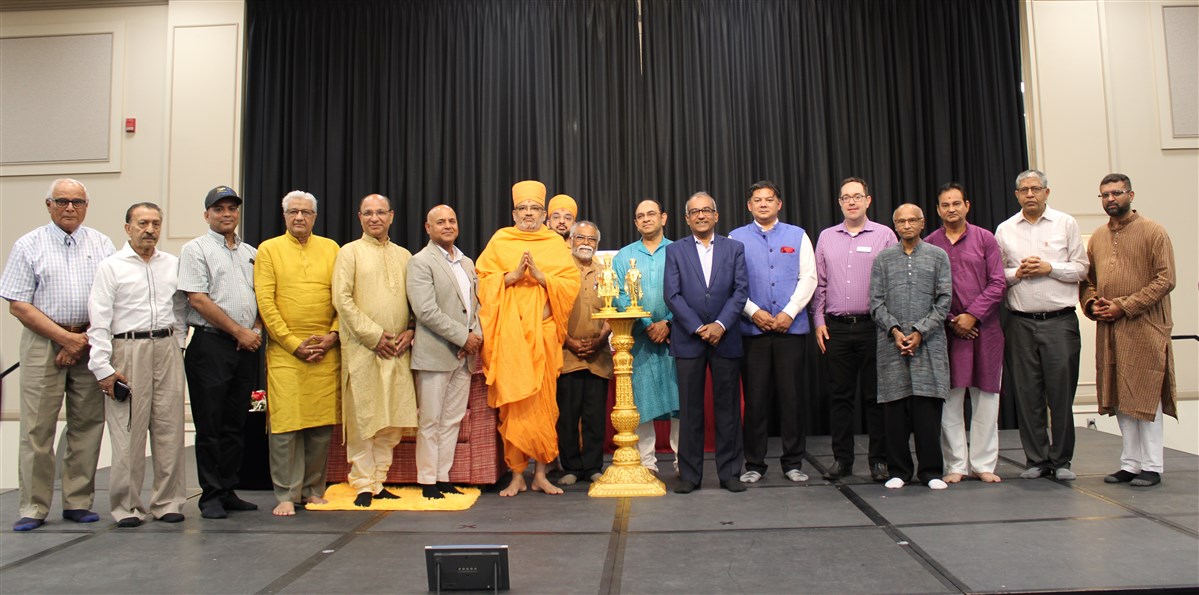 Group photo of Mahamahopadhyaya Pujya Bhadreshdas Swami and Hindu Mandir representatives