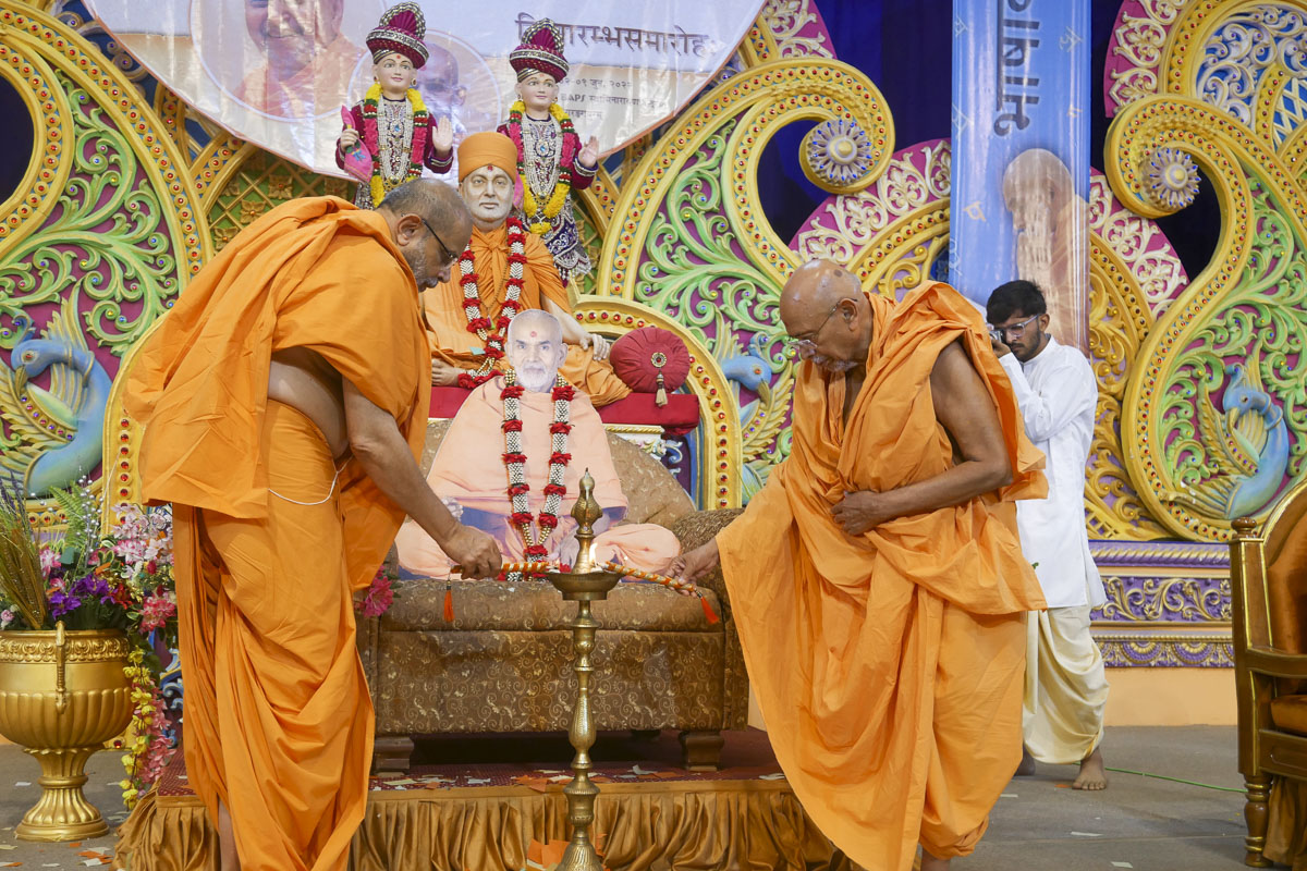 Pujya Tyagvallabh Swami and Gnaneshwar Swami light the inaugural lamp for Pramukh Sanskrutam, Sarangpur