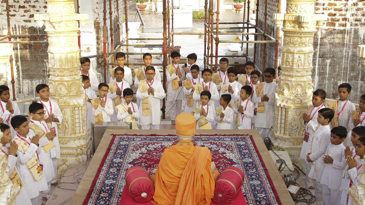 Balaks chant samuhpath at Brahmaswarup Pramukh Swami Maharaj's samadhi sthan