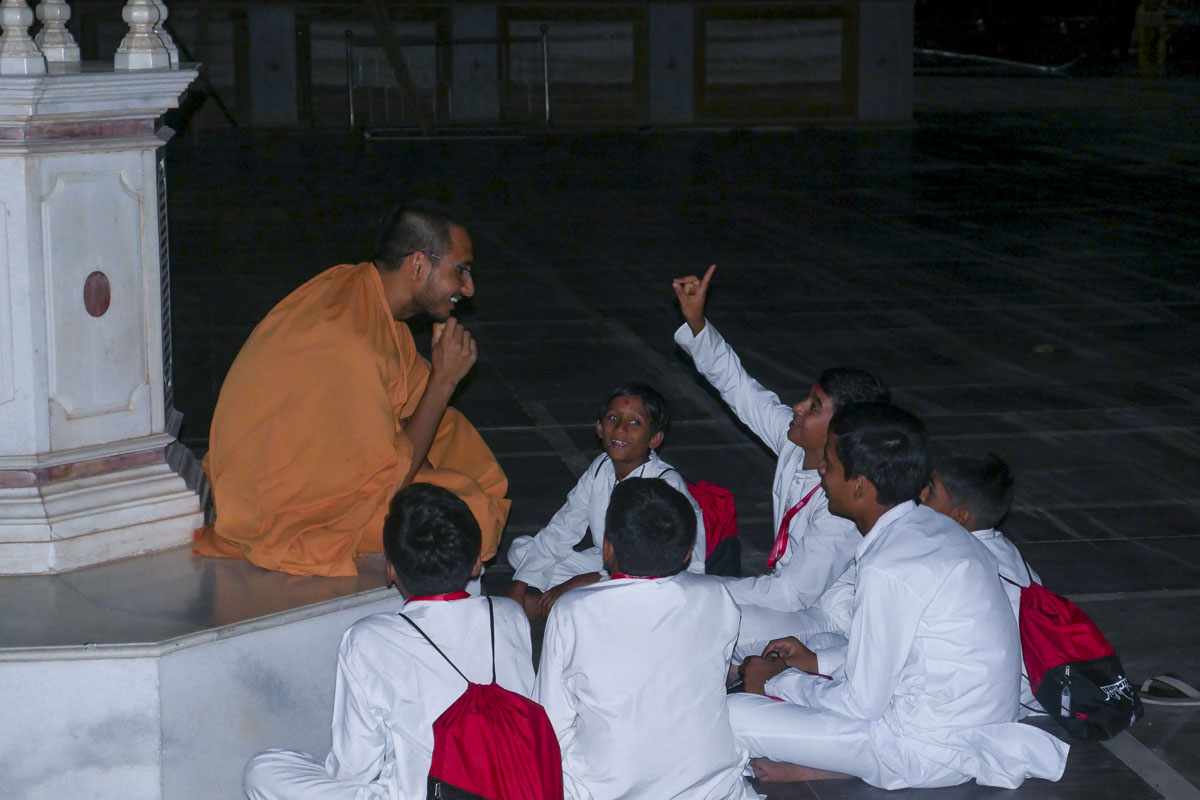 A sadhu and balaks during the group discussion