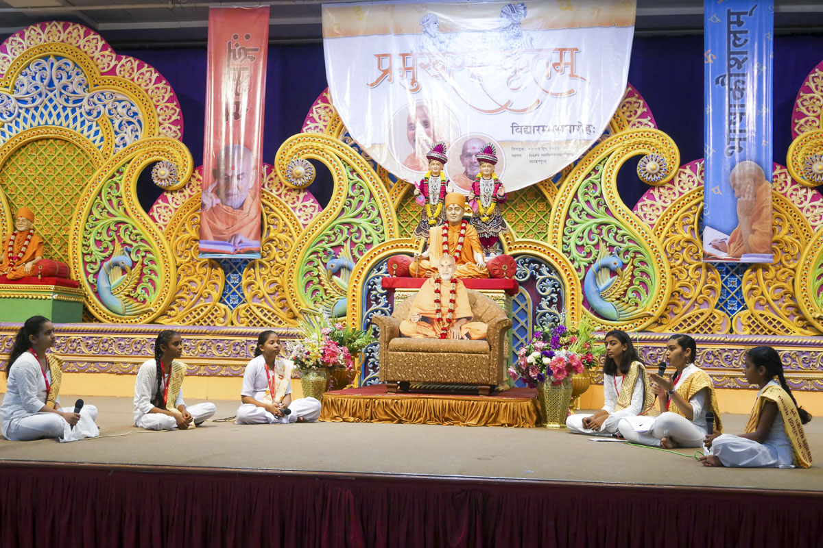 Balikas participate in the group discussion on the Akshar-Purushottam darshan