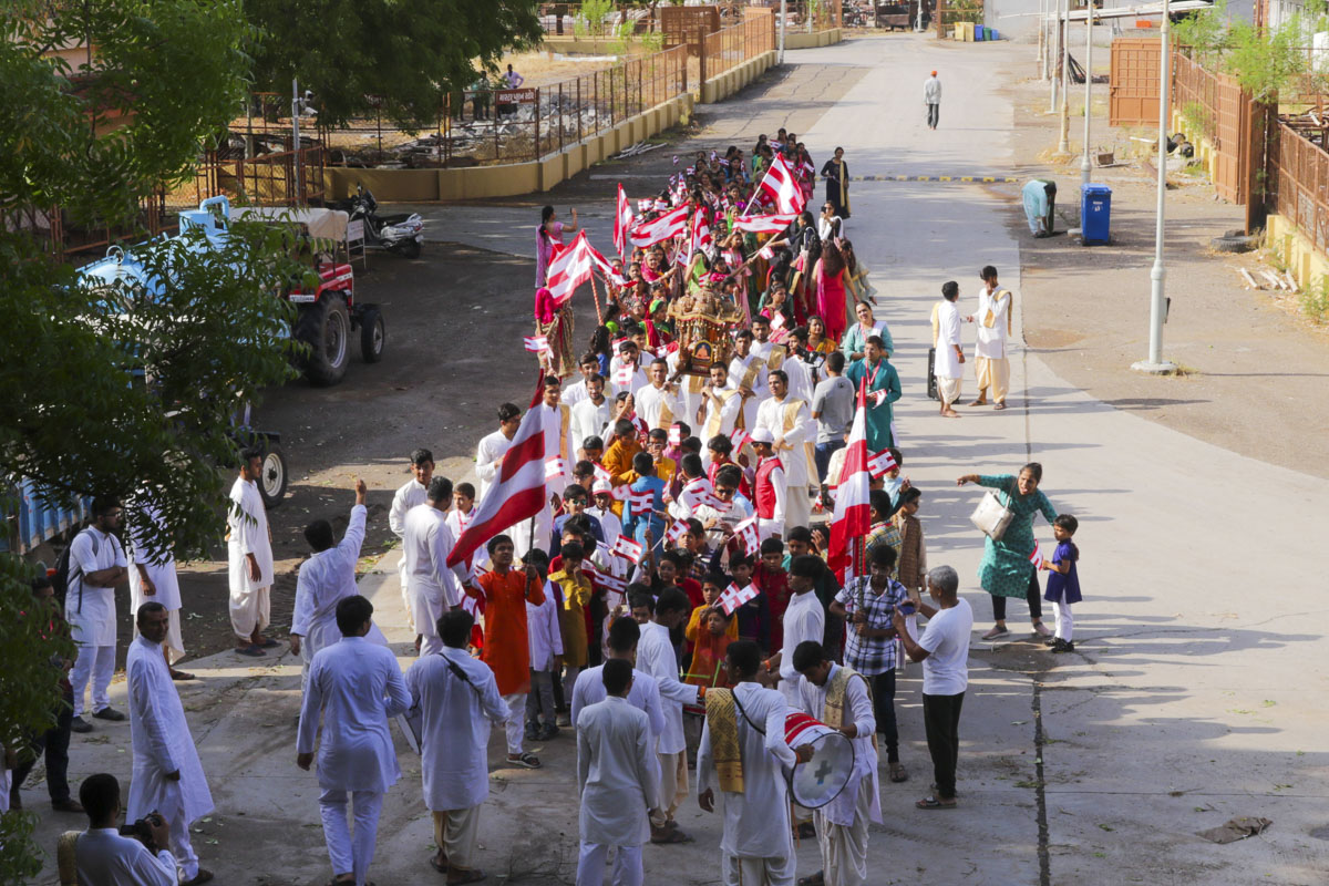Balaks and balikas during the procession of Akshar-Purushottam darshan