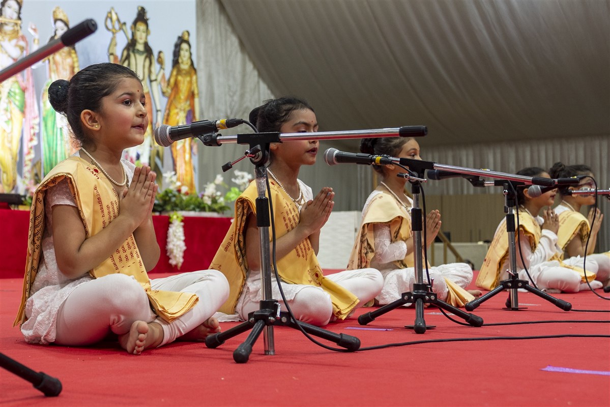Young children singing Manglacharan, a commencement prayer