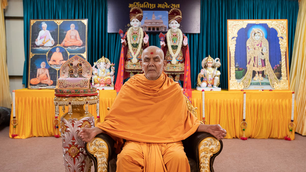 Swamishri performs pranayama on International Day of Yoga