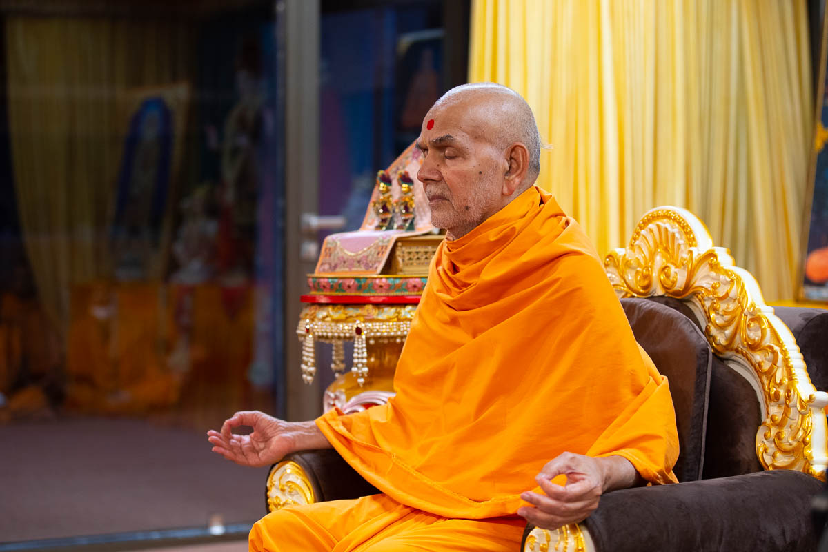 Swamishri performs pranayama